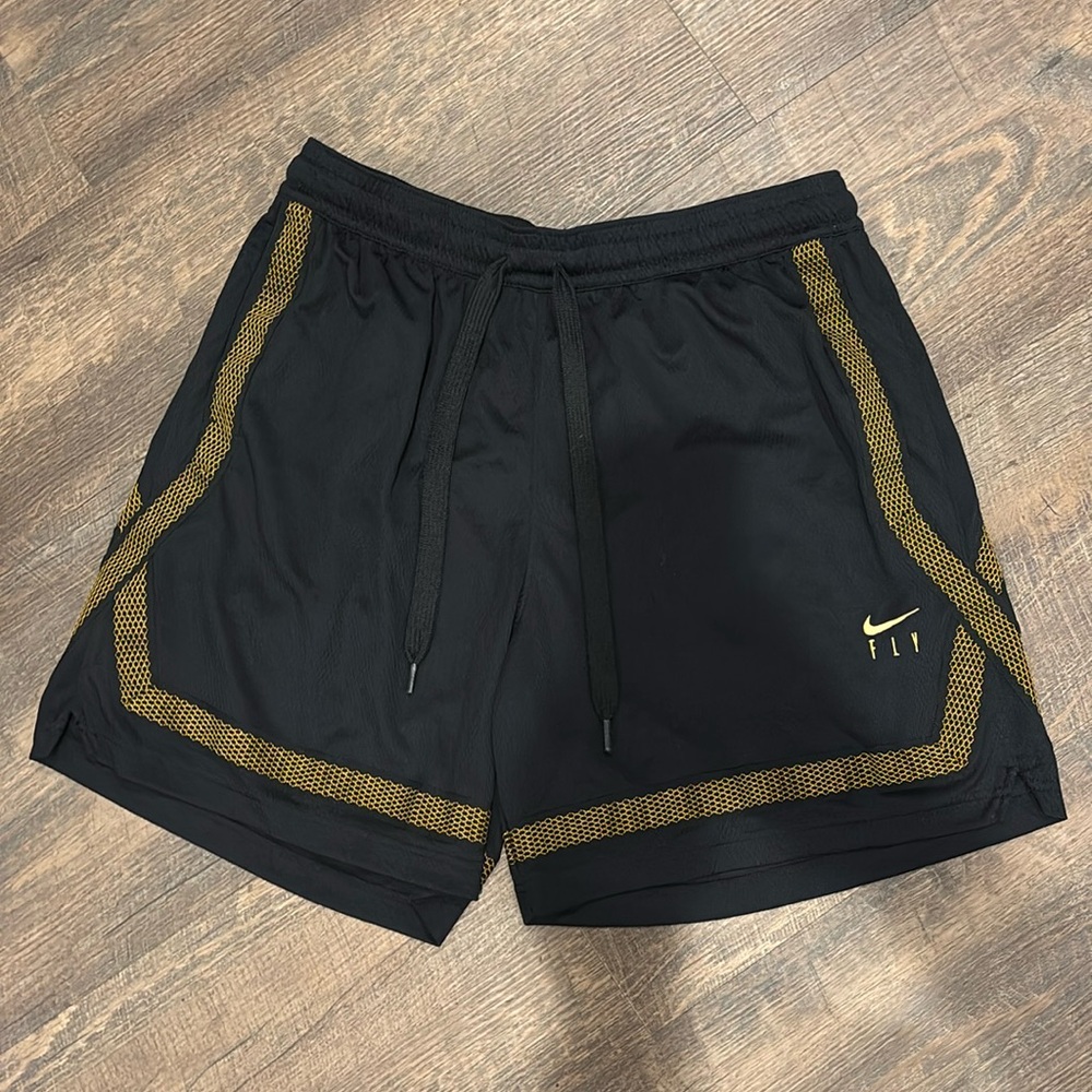 Nike Fly women’s dri-fit basketball shorts Size large